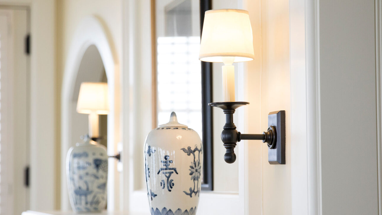 Lighting and a vase in an Atlantic Suite.