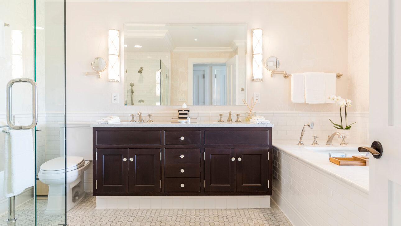 Hydrangea Suite bathroom with two sinks and a bath tub.