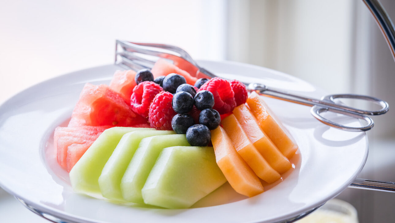 A plate of assorted fruits.