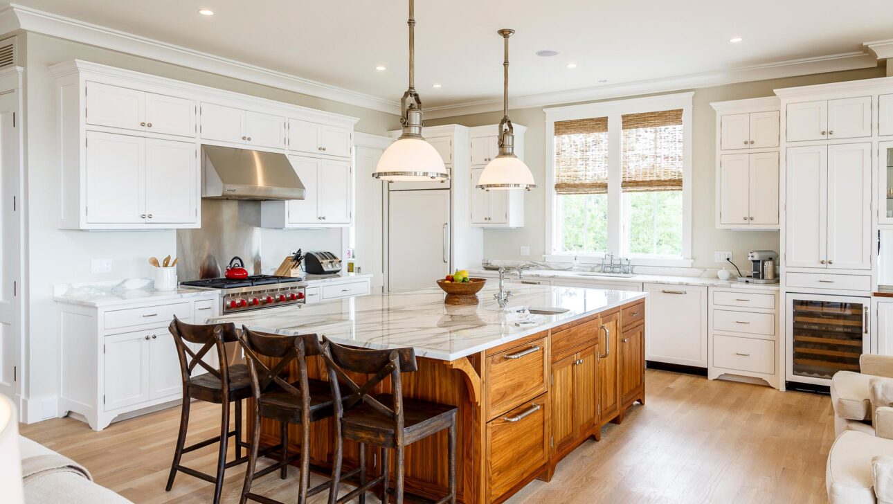 Sunset Cove kitchen and dining area with an island and seats.